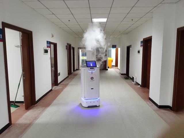 醫院引進“一心一醫”智能消毒機器人 助力智慧化疫情防控